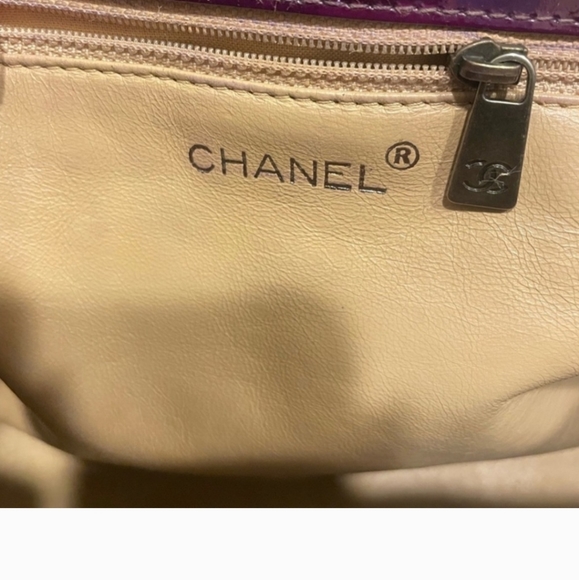 Designer CHANEL Neo Executive Patent Leather Handbag - Picture 12 of 12